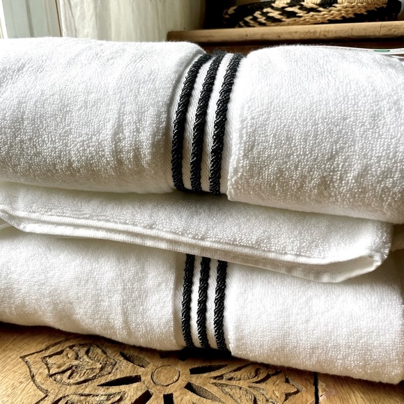 πHP~Beautiful Crisp White plush bath towel set NWT! π - Picture 10 of 12